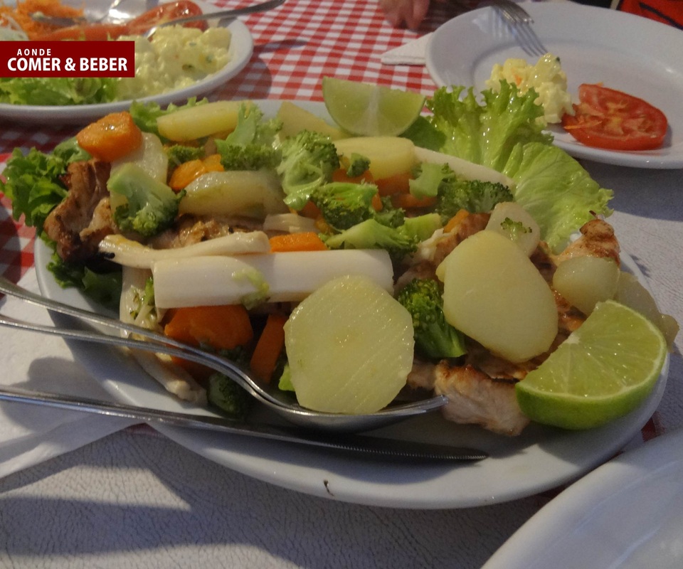 Restaurante Casa do Urso em Blumenau, SC - Foto  peito de frango com legumes.