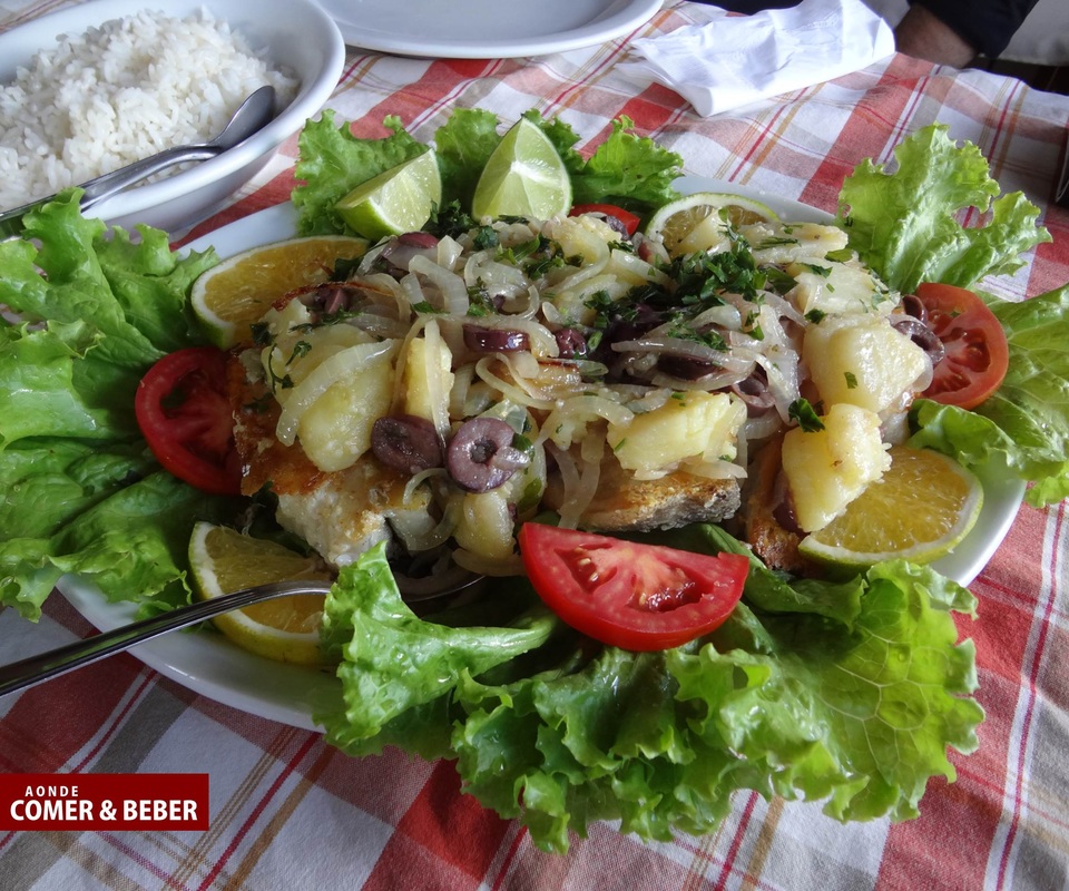 foto do Bacalhau D. Zinha (R$79) - Filé de bacalhau grelhado em azeite de Oliva, com cebola e azeitona refogada e batata cozida fatiada.