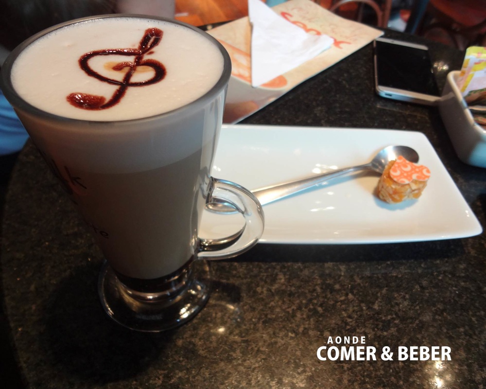 foto ampliada mocha com latte art no cafe escola senac centro curitiba, pr