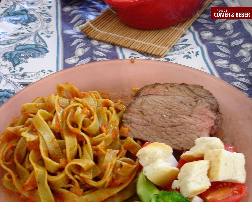 carne no prato com massa Coisas que você poderia ver na Itália, mas provavelmente não vai ver