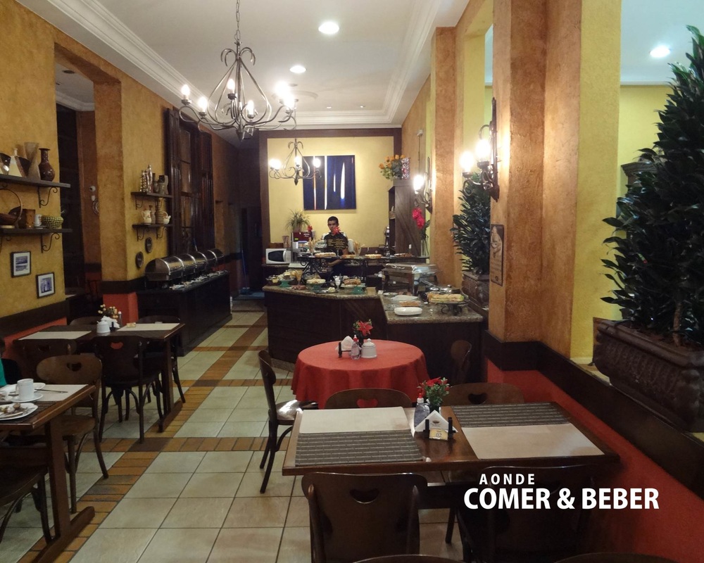 foto interna do cafe colonial Neuchatel Confeitaria Curitiba