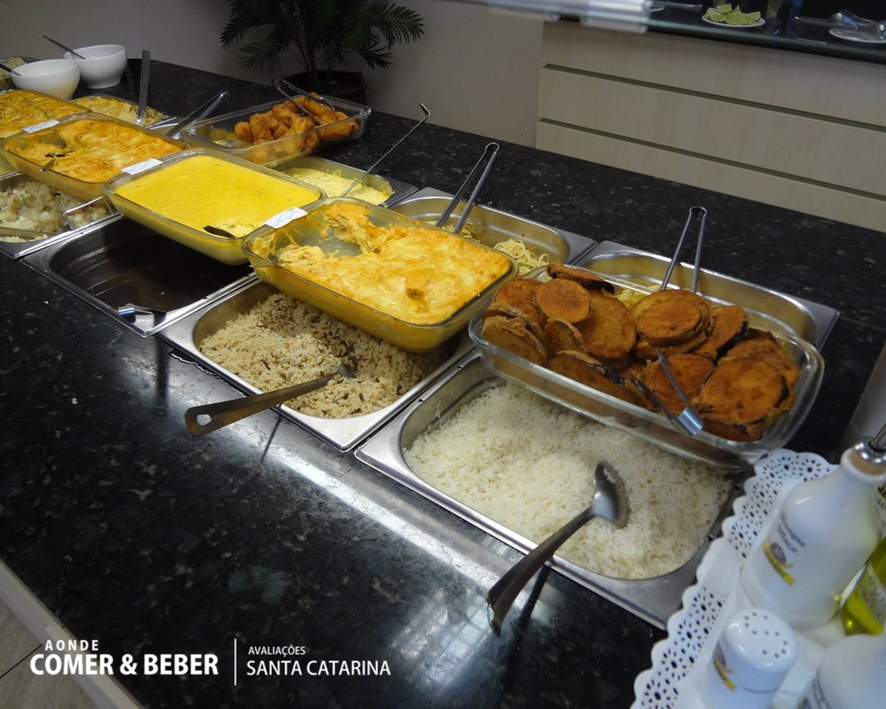 foto parcial do buffet quente no Restaurante da Padaria Bublitz na Itoupava Central em Blumenau, SC