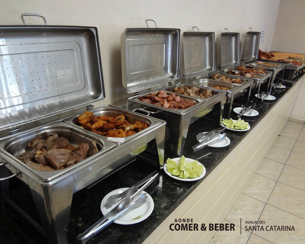 foto 2 parcial do buffet de carnes no Restaurante da Padaria Bublitz na Itoupava Central em Blumenau, SC