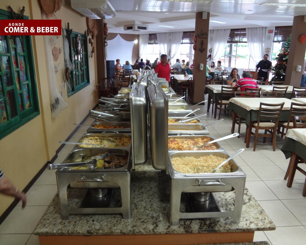 Foto interna do Restaurante Lindomar em Penha, SC - Detalhe foto inicio do buffet