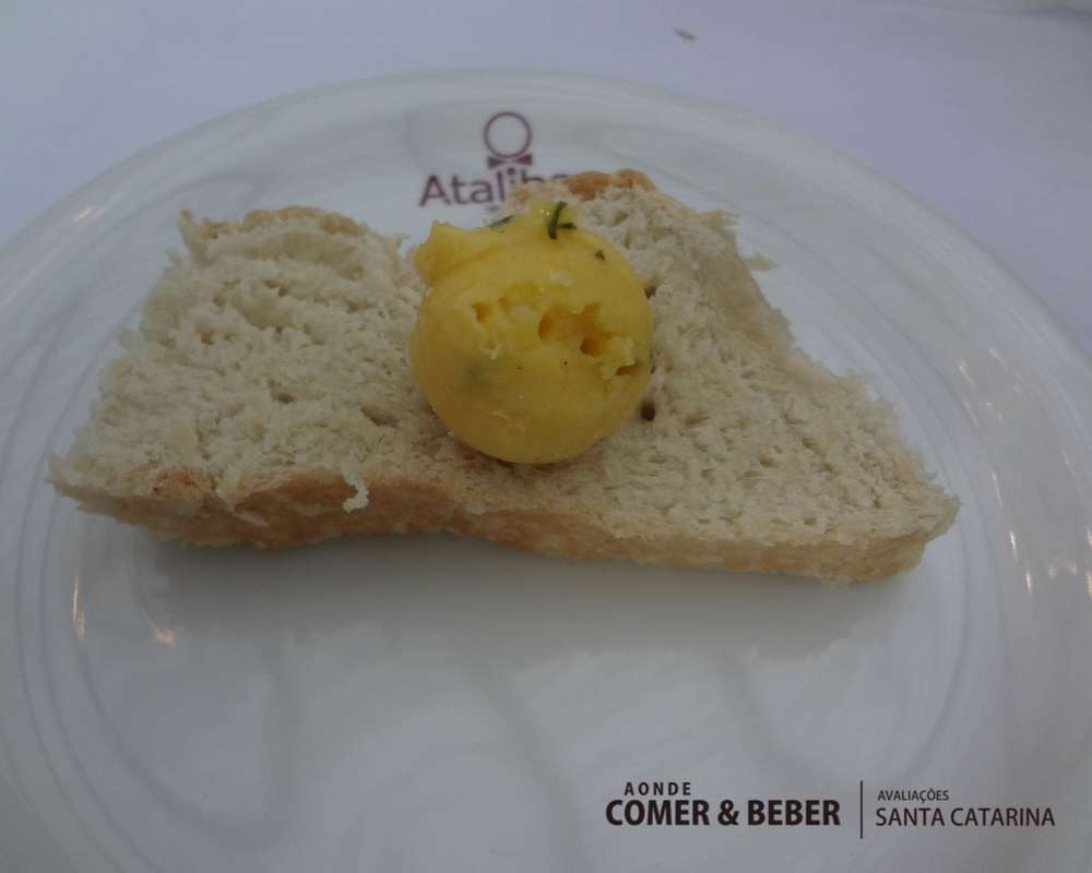 foto fatia pao com manteiga temperada na Churrascaria Ataliba em Blumenau, SC