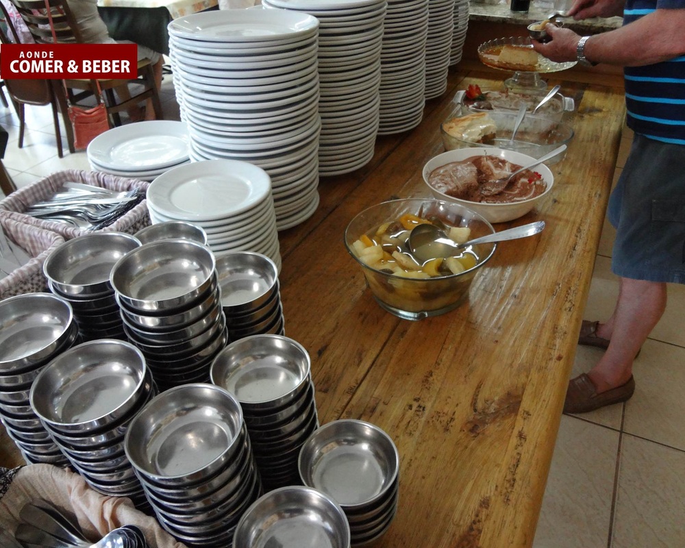 Foto interna do Restaurante Lindomar em Penha, SC - Detalhe foto sobremesas