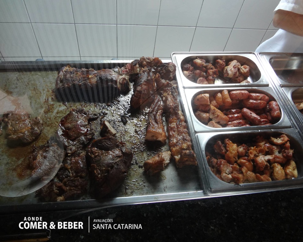 Foto Restaurante Gutes Essen em Blumenau - foto do buffet final com carnes grelhadas