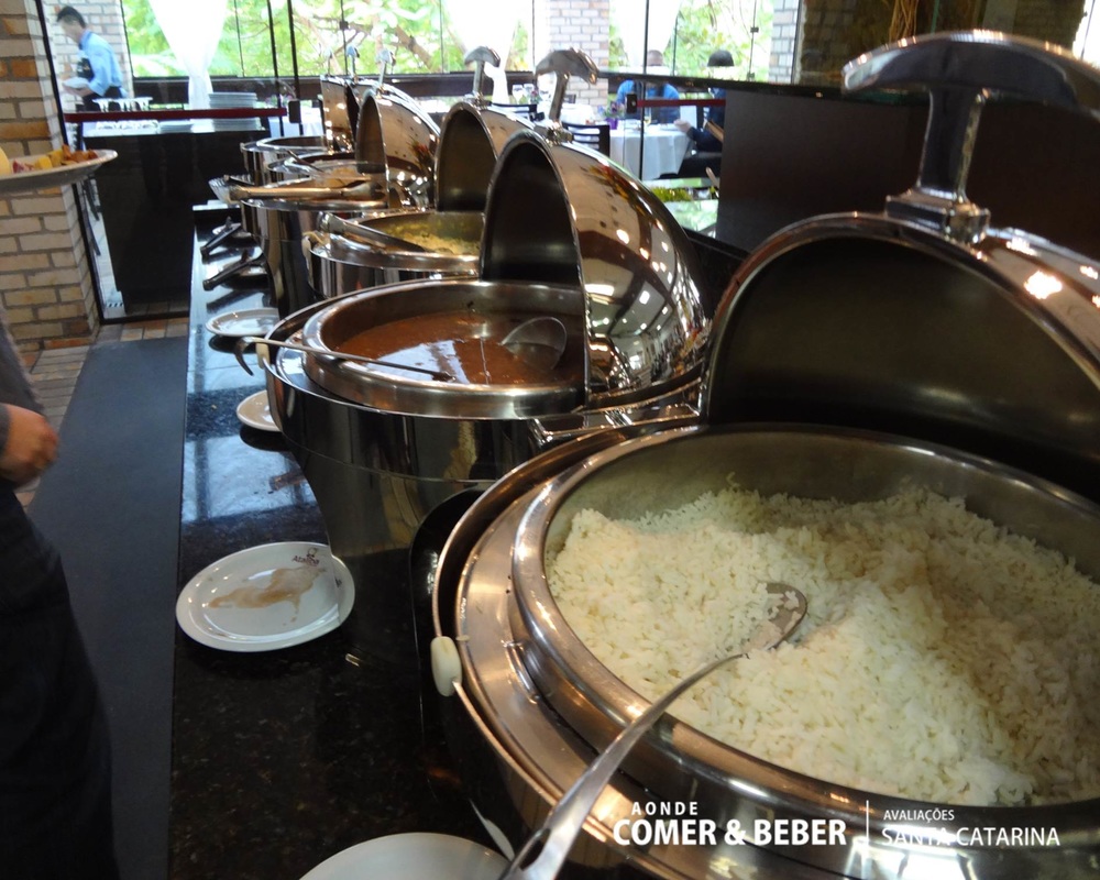 foto pratos quentes do buffet na Churrascaria Ataliba em Blumenau, SC