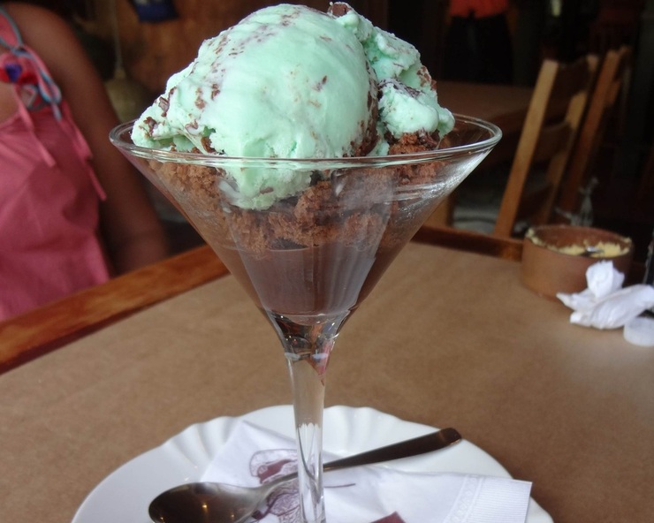 foto da sobremesa Genoìse de chocolate, brigadeiro e sorvete do Restaurante Siri Restaurante, em Barra Velha,SC