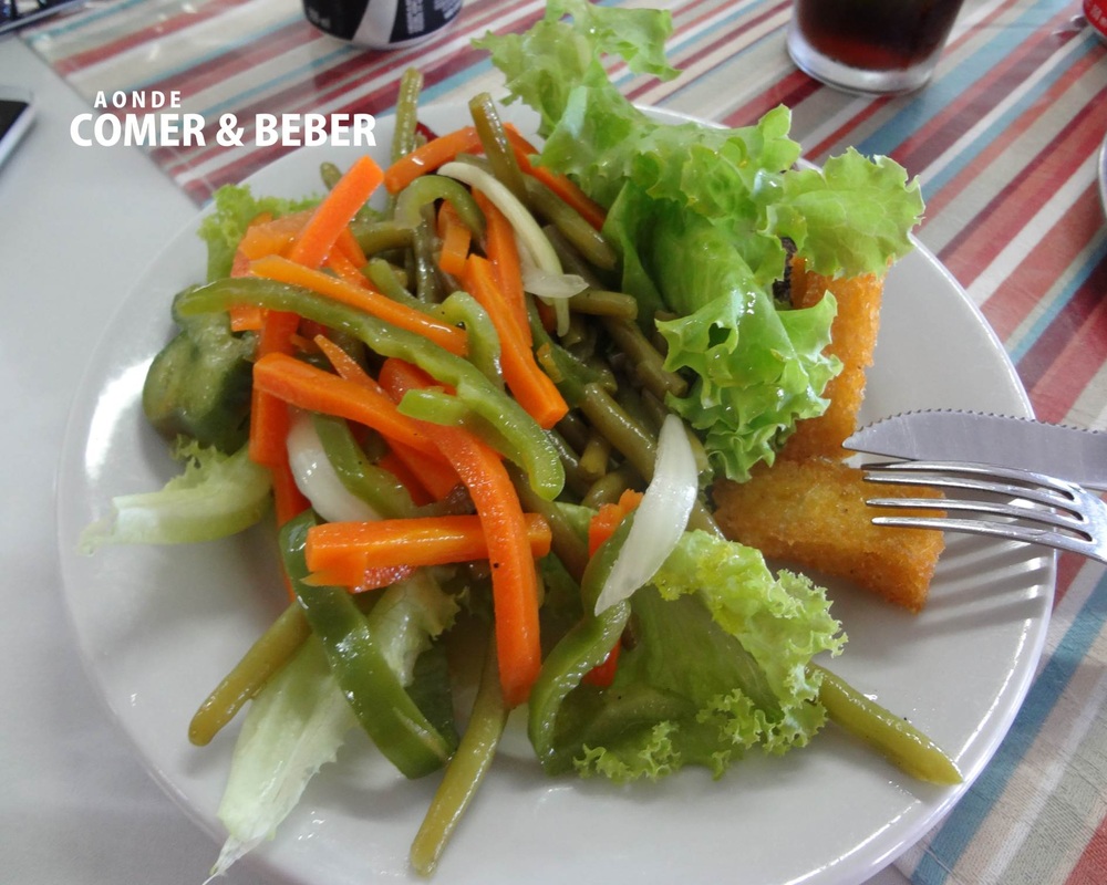 Foto prato de saladas da Churrascaria Adelaide em Blumenau, SC.