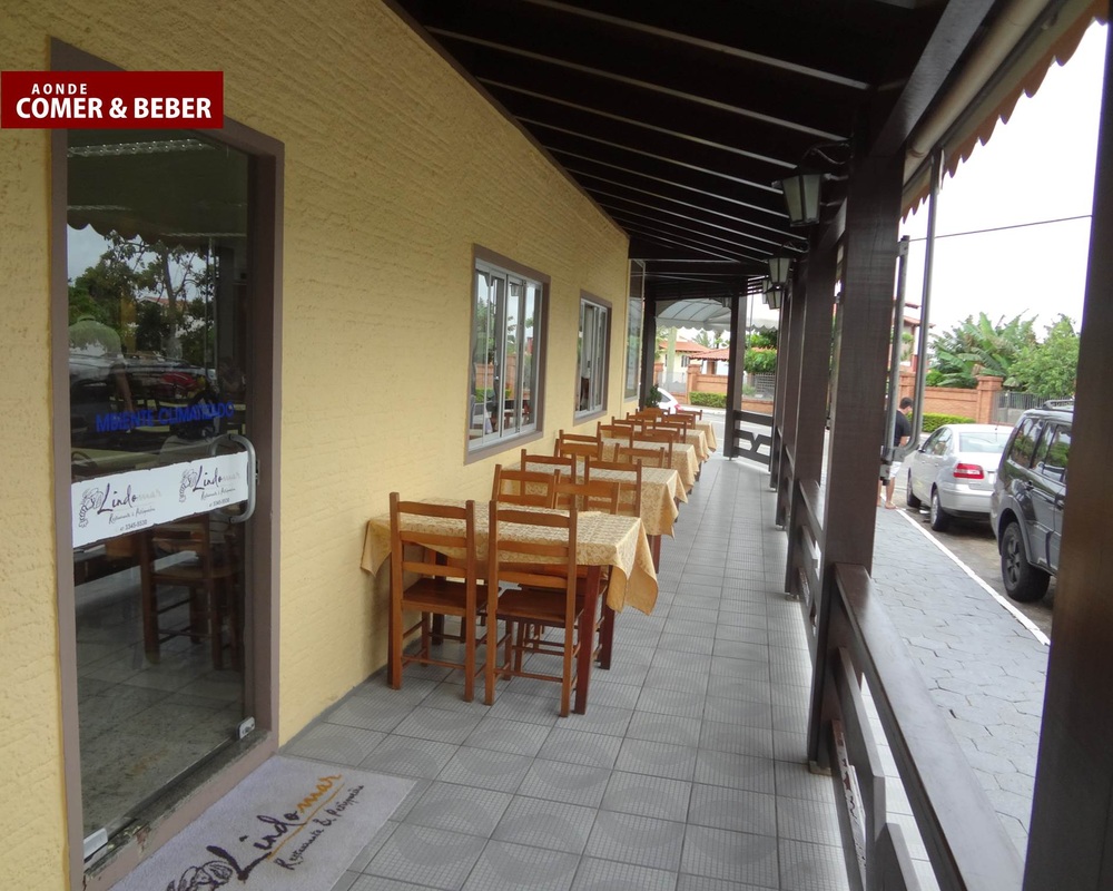 Foto interna do Restaurante Lindomar em Penha, SC - Detalhe foto varanda e entrada do restaurante