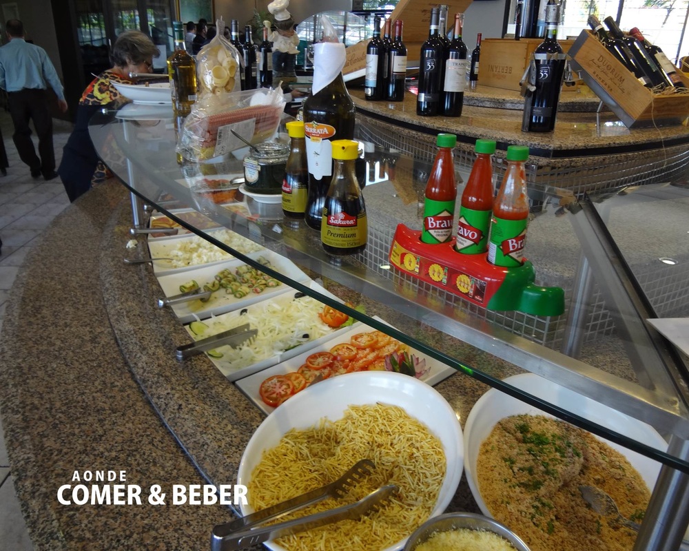 foto parcial do buffet saladas no Lonatto Churrascaria e Massas em Curitiba, PR