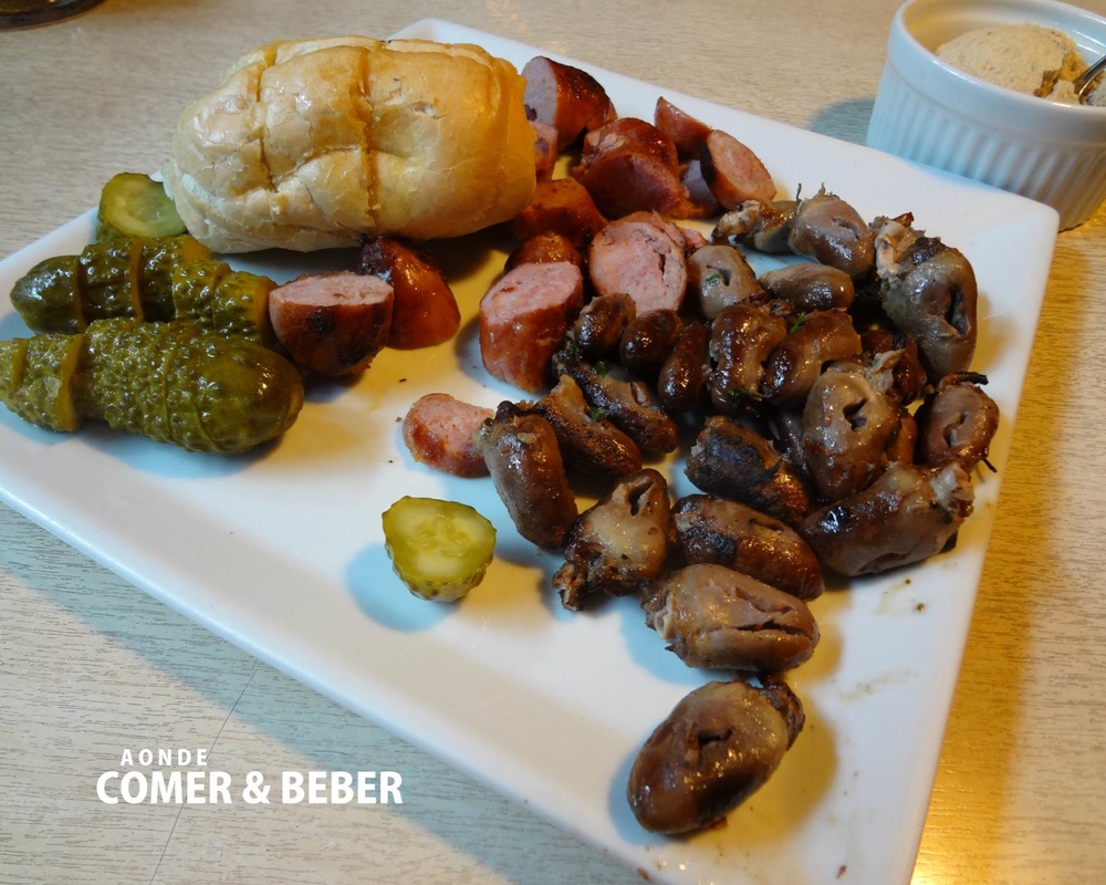 foto porcao de coracao e linguicinha no Restaurante churrascaria Na moita em Blumenau , SC