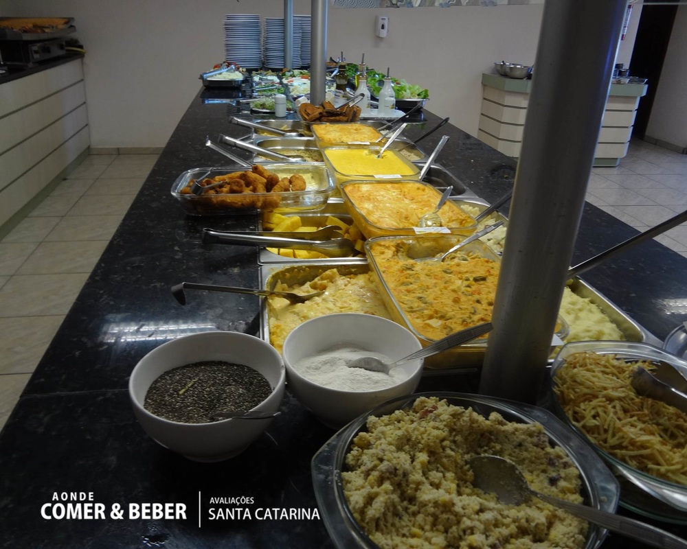 foto parcial do buffet nas guarnições no Restaurante da Padaria Bublitz na Itoupava Central em Blumenau, SC