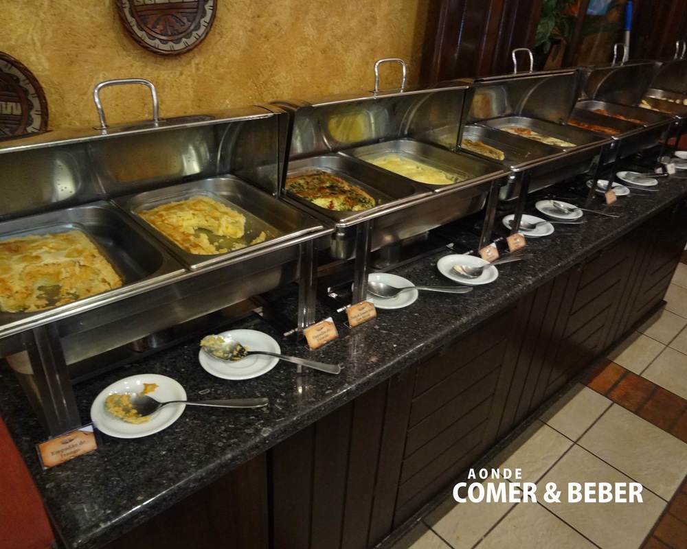 foto interna buffet quente Neuchatel Confeitaria Curitiba