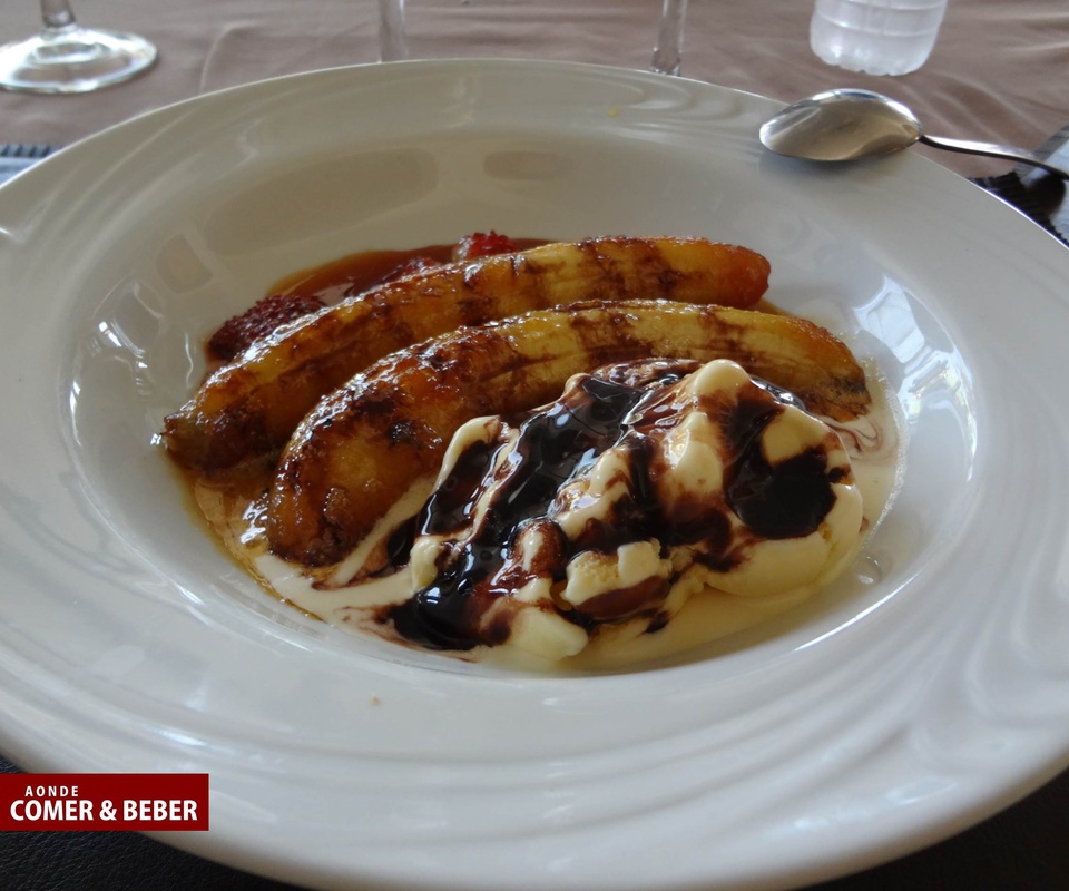 Foto interna do restaurante Macarronada Italiana em Balneario Camboriu - foto sobremesa banana flambada