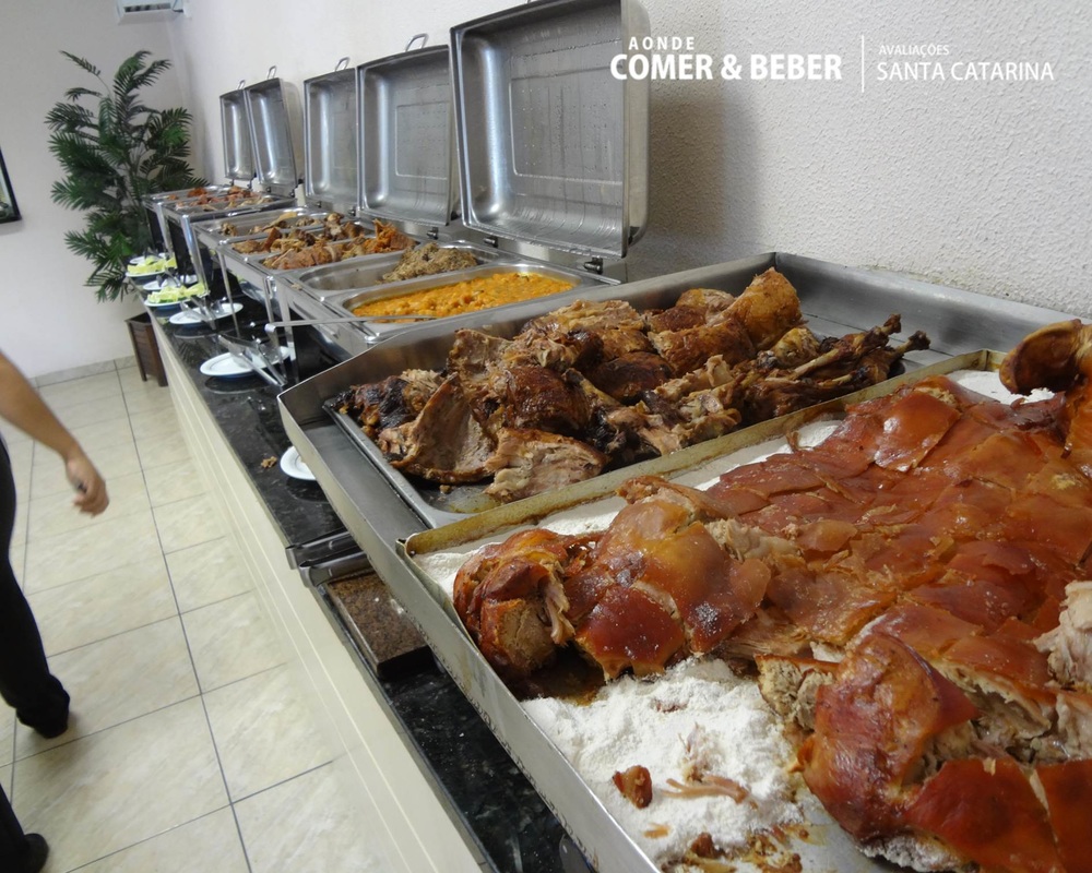 foto parcial do buffet de carnes no Restaurante da Padaria Bublitz na Itoupava Central em Blumenau, SC