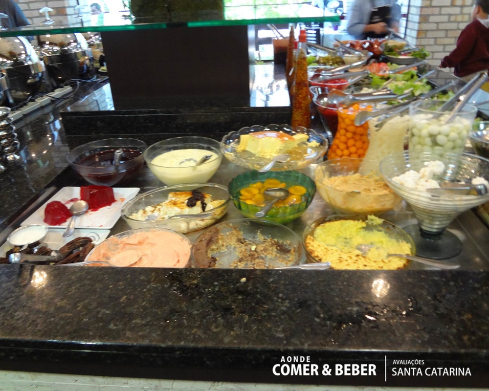foto do buffet sobremesas na Churrascaria Ataliba em Blumenau, SC