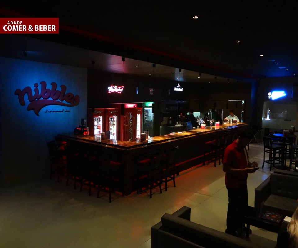foto Nibbles em Blumenau, foto interna do bar